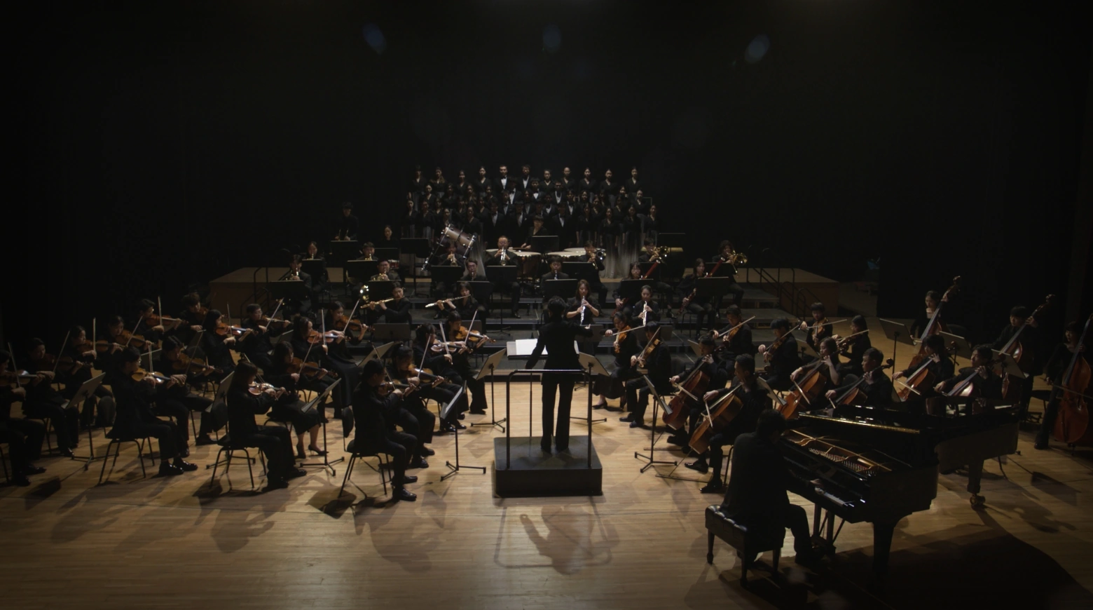 Simfonik orkestr sahnada