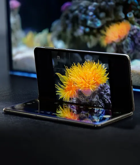 Burchak ostida ochilgan smartfon bilan suratga olish