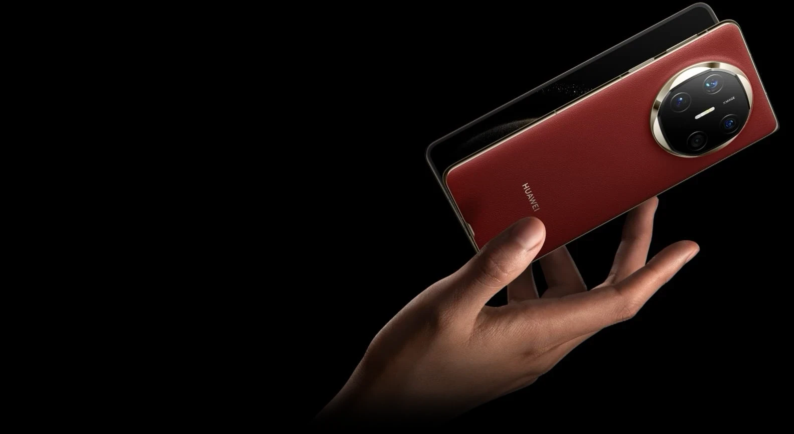 Qo‘ldagi qizil HUAWEI Mate X6