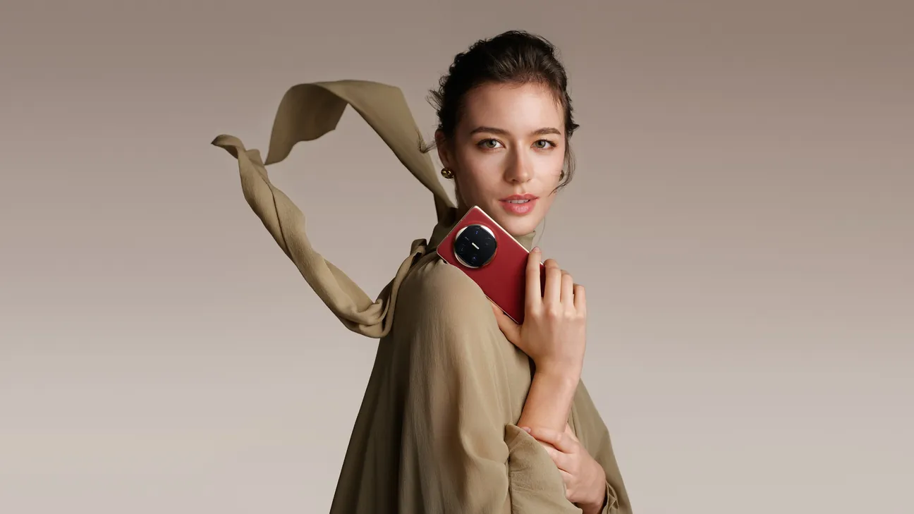Qizil HUAWEI Mate X6 ushlagan ayol