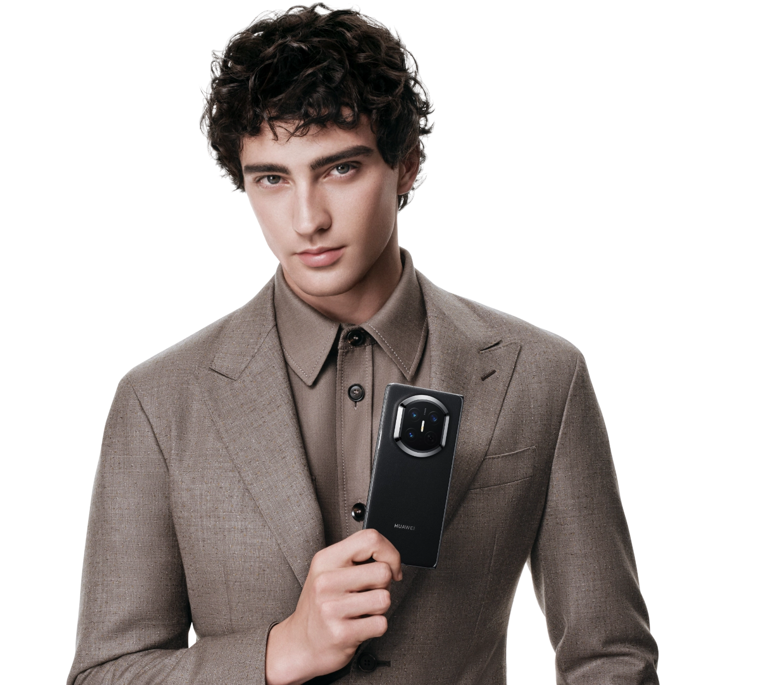 Молодой человек с чёрным HUAWEI Mate X7
