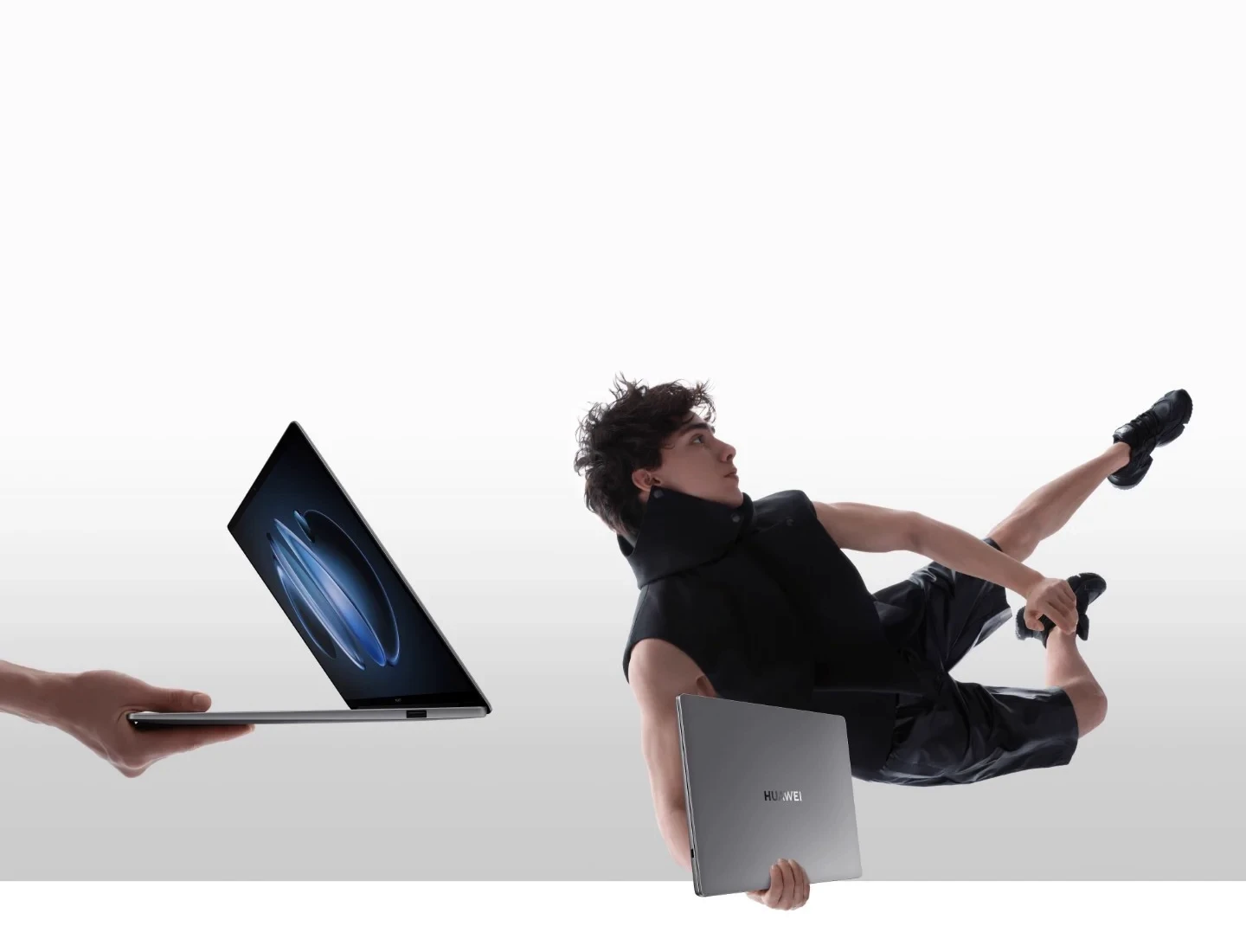 Парень с HUAWEI MateBook 14 2024 цвета «космический серый»