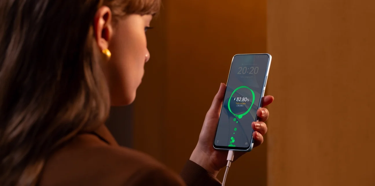 Quvvatlanayotgan telefon qo‘lda