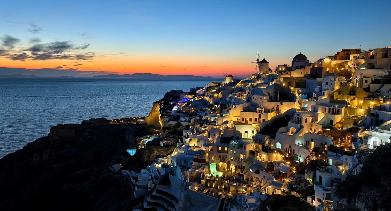 Quyosh botishidagi Santorini